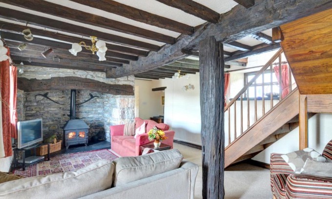 Denbigh House | Welcoming Holiday Home Pen-y-Bwlch for Family Getaways