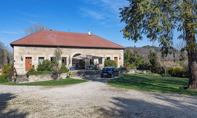Peyrins House | Cozy Holiday Home 'Petit Gîte De La Renaissante' with Terrace