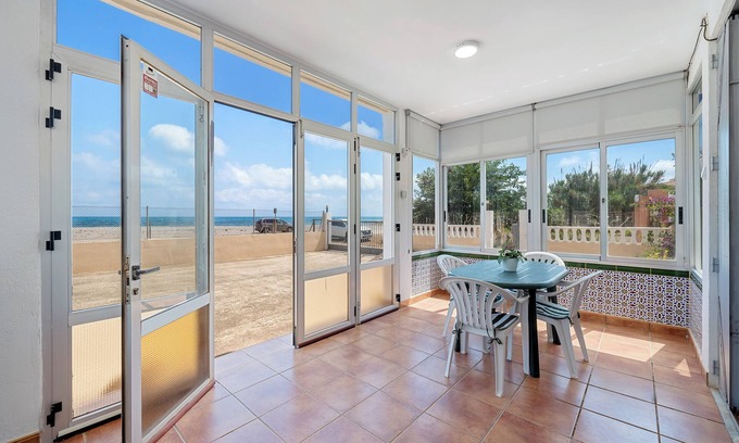 Benicarlo House | Holiday Home 'Planta Baja La Malvarrosa' with Sea View, Private Terrace and Wi-Fi
