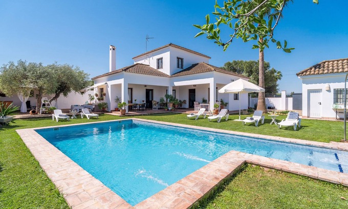 Marchena House | Holiday Home 'Pozo Viejo' with Private Pool, Wi-Fi and Air Conditioning