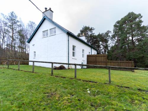 Alvie House | Cozy Railway House: Family and Pet-Friendly Retreat