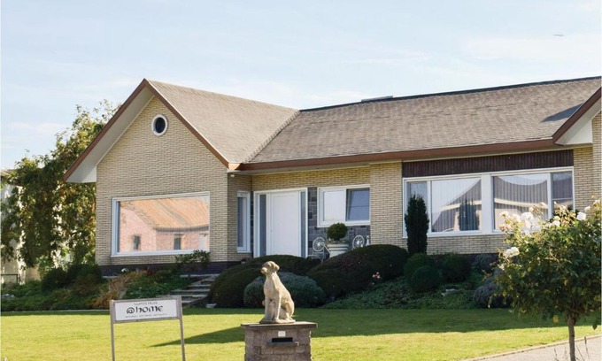 Ruiselede House | Cozy Stay in Ruiselede with Sauna & Pet-Friendly Options