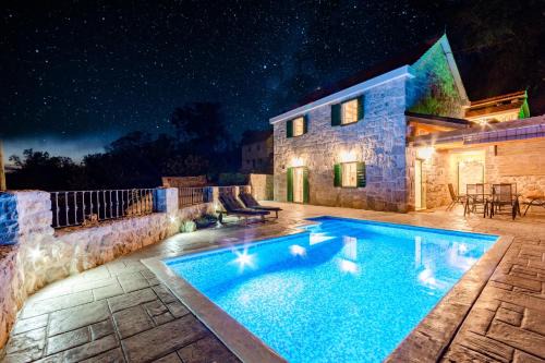 Crivac House | Rustic Holiday Home: Pet-Friendly Retreat with Pool & Breakfast