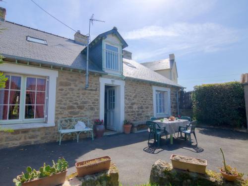 Saint-Ideuc House | Family-Friendly Holiday Home Saint Ideuc with Kitchen Access