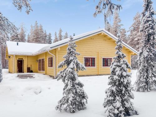Salla House | Idyllic Holiday Home Sallan Panparkstie 14b with Hot Tub