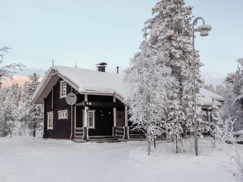 Salla House | Cozy Holiday Home Sallanrinne b with Fireplace & Family Fun