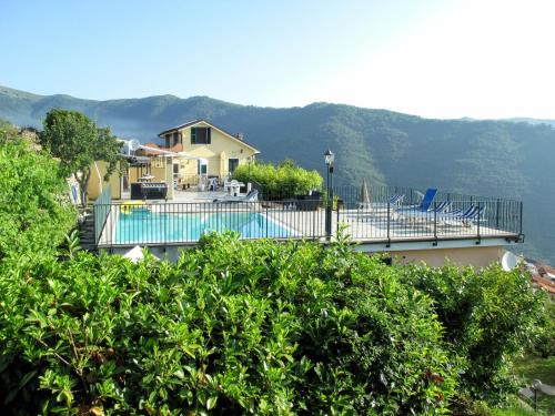 Valloria House | Inviting Holiday Home San Giuseppe with Pool and Hot Tub