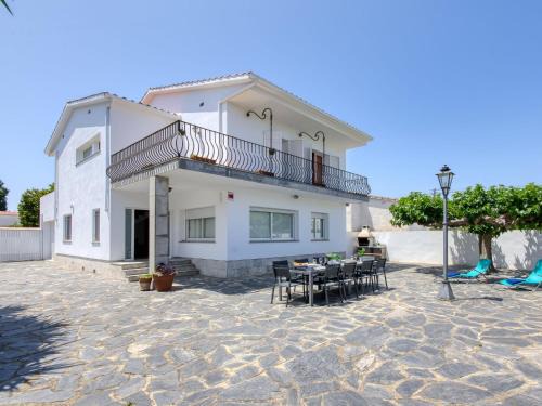 Empuriabrava House | Top-Rated Holiday Home Sant Mori: Family-Friendly Retreat