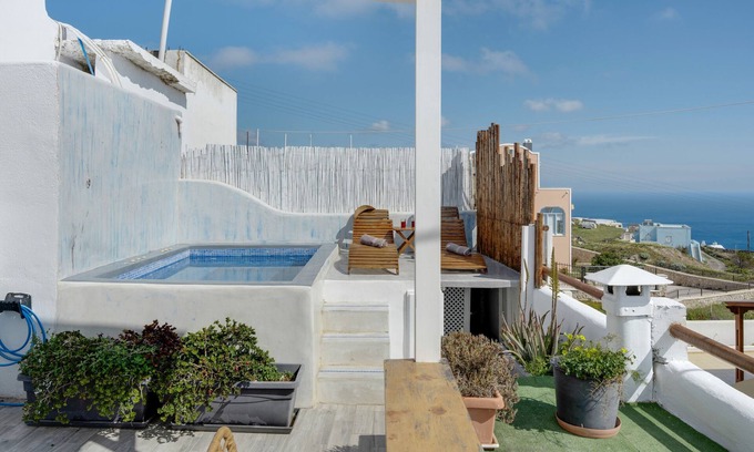 Vourvoulos House | Holiday Home 'Santoneta Villa Imerovigli' with Sea View, Wi-Fi and Air Conditioning