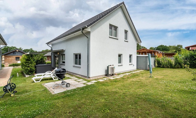 Gross Nemerow House | Seeglück 1: Lakeside Retreat with Private Terrace & Wi-Fi