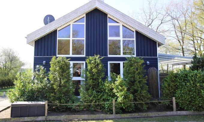 Dummer House | Idyllic Seeidyll Home with Sauna on Lake Dümmer