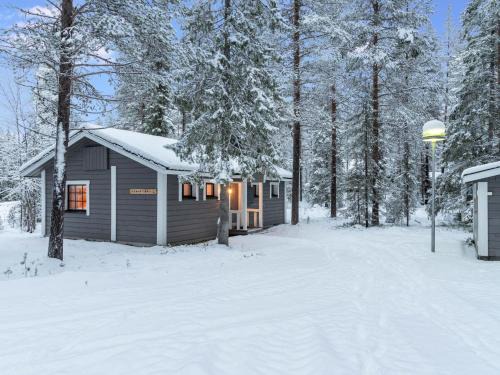 Yllasjarvi House | Comfortable Holiday Home Senaattori 1 with Hot Tub Access