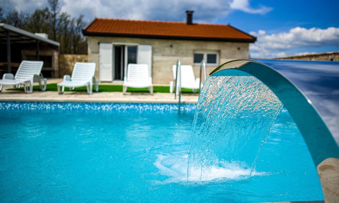 Trn Villa | Inviting Holiday Home Silver Stone with Private Swimming Pool