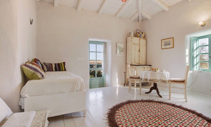 Korithi House | Sea View Holiday Home 'Sira Stonehouse Lll' with Wi-Fi