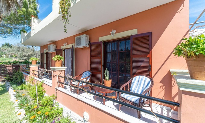 Termenades House | Holiday Home 'Skaros House ' with Shared Terrace, Wi-Fi and Air Conditioning
