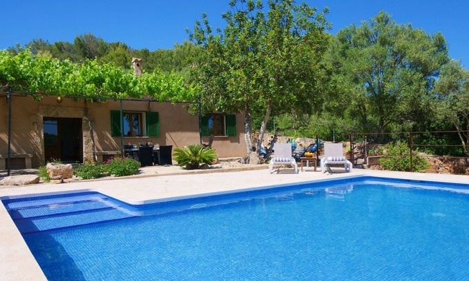 Algaida Villa | Idyllic Holiday Home Son Fornes: Pool, Garden & Wi-Fi