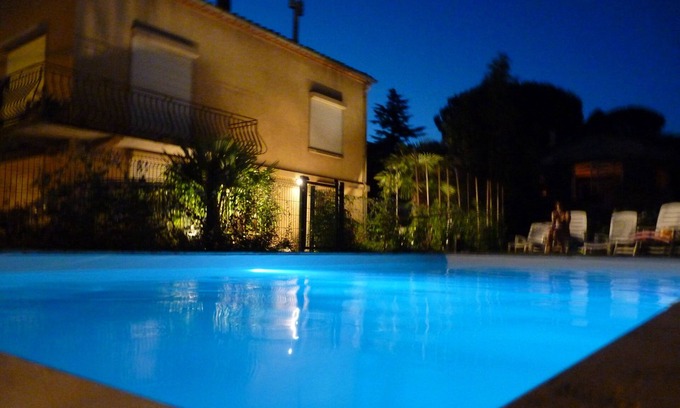 Carcassonne Cottage | Relaxing Spa Retreat with Breathtaking Views & Wifi