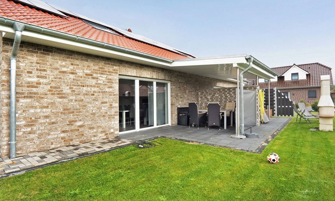 Geeste House | Idyllic Holiday Home "Speicherhäuschen Maike" with Garden