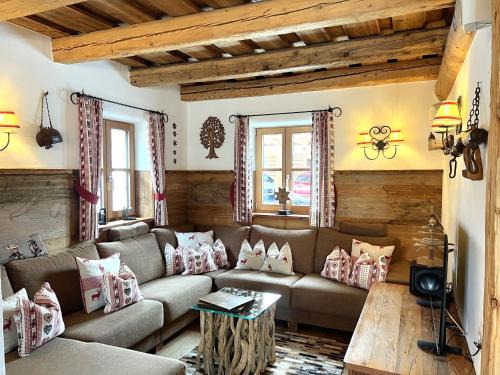 Sankt Martin House | Cozy Holiday Home St Martin Chalets: Pet-Friendly Retreat