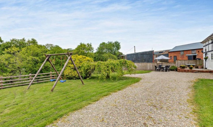 Guilsfield House | Inviting Holiday Home Stabal: Family and Pet Friendly Stay
