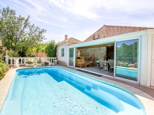 Sollies Pont House | Cozy Holiday Home Ste Claire with Pool & Pet-Friendly Stay