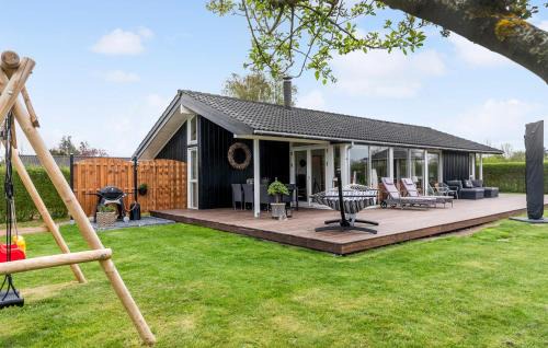 Næsby Strand House | Family-Friendly Retreat in Nakskov with Kitchen Access