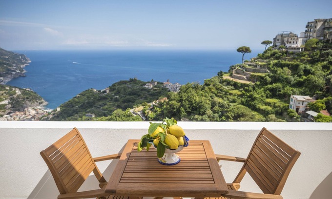 Ravello House | Idyllic Ocean View Retreat: Holiday Home The Corner of Dreams