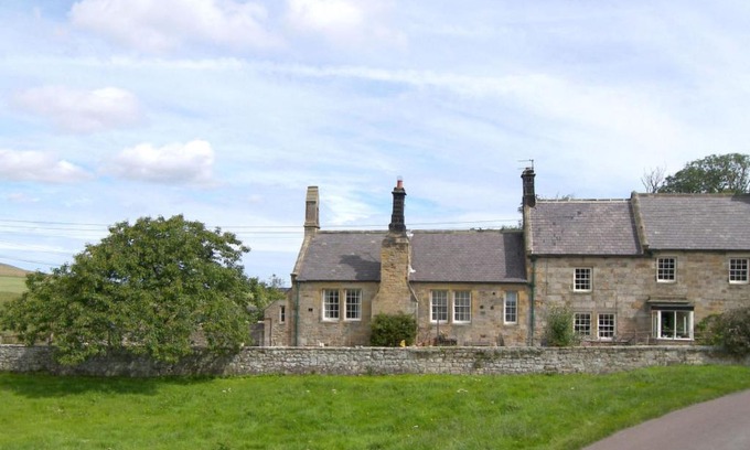 South Charlton House | Charming Holiday Home The Old School - Pet and Child Friendly