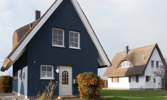 Neuenkirchen House | Cozy Holiday Home To Hus Vieregge with Ocean Views