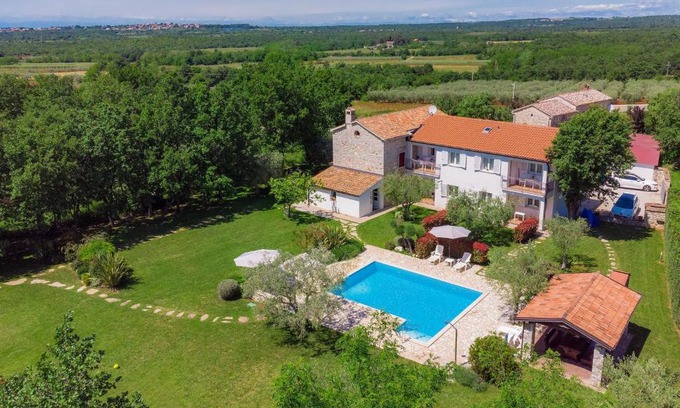 Gedici House | Family-Friendly Holiday Home Tommy with Pool & Fireplace