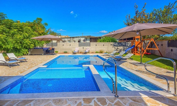 Smilcic Villa | Relax in Tower Holiday Home with Private Pool and Sauna