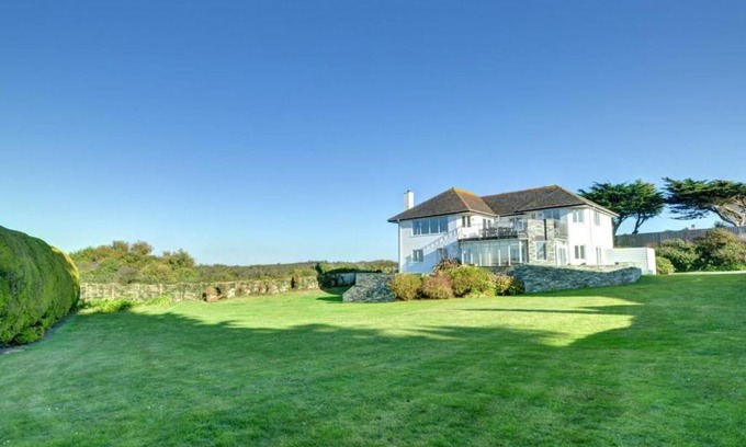 Constantine Bay House | Pet-Friendly Holiday Home Trey by Interhome - Family Retreat