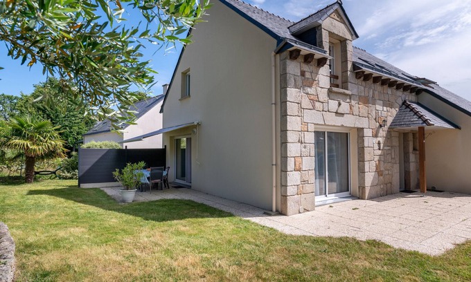 Ploeren House | Holiday Home 'Ty Gwen' with Private Terrace, Private Garden and Wi-Fi