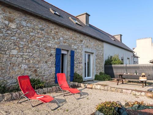 Camaret-sur-Mer House | Cozy Holiday Home Ty Pol with Kitchen Amenities for Families