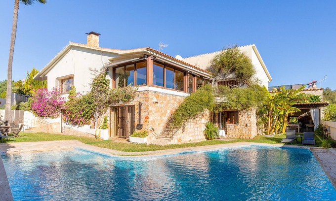 La Nucia Villa | Holiday Home "Villa Relax" with Pool, Garden & Wi-Fi