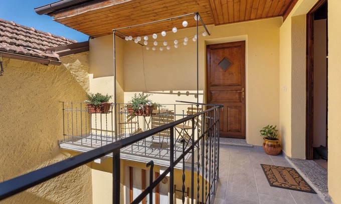 Crabbia House | Holiday Home 'Vicolino' with Balcony and Wi-Fi