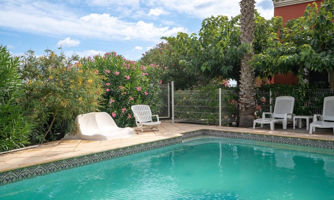 Cap d'Agde Villa | Relaxing Villa with Shared Pool, Wi-Fi & Ocean View