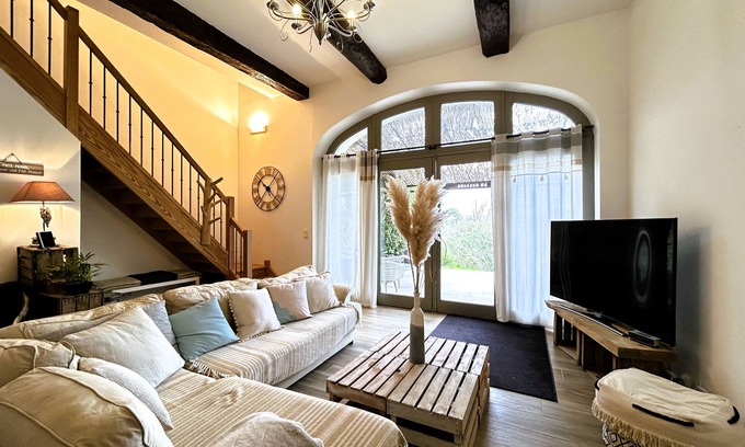 Quarante House | Holiday Home 'Villa Des Vignes Et Spa' with Private Terrace, Wi-Fi and Air Conditioning