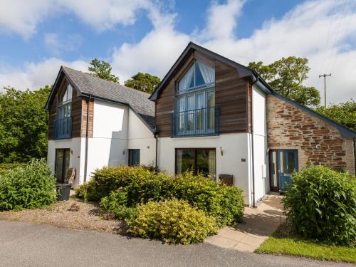 Carnon Downs House | Discover Holiday Home The Valley-1: Pet-Friendly Oasis