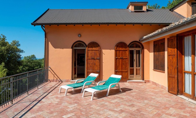 Monteluco House | Villa Marta: Scenic Mountain Views & Relaxing Shared Garden