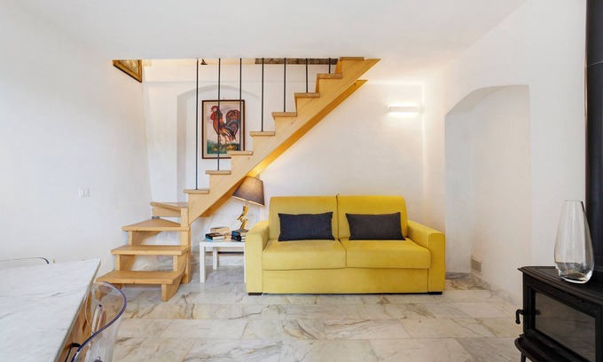 Luni House | Relaxing Holiday Home 'Villino Marco' with Terrace & Wi-Fi
