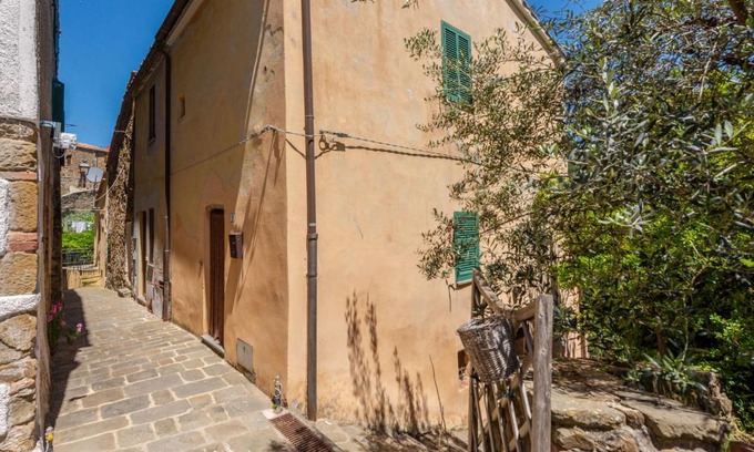 Montorgiali House | Family-Friendly Holiday Home Vittorio with Pet Amenities