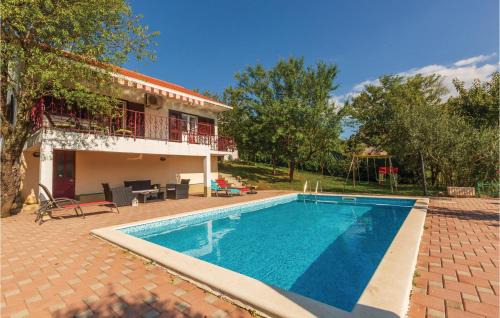 Vojnic Sinjski House | Welcoming 3 Bedroom Home in Vojnic Sinjski with Pool