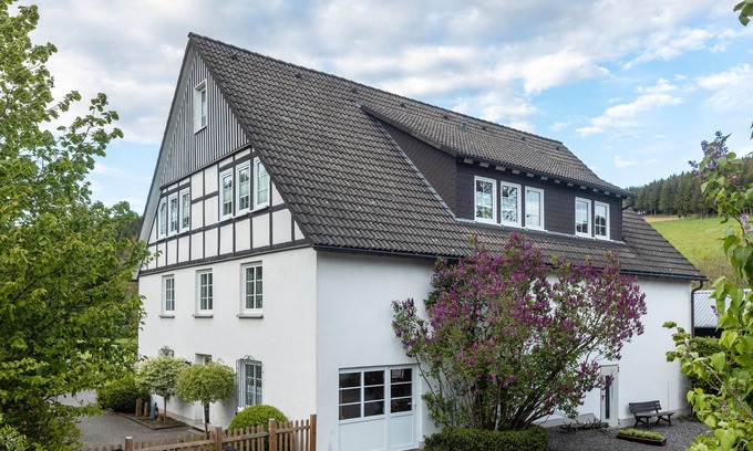 Eslohe House | Holiday Home 'Weitblick' with Mountain View, Shared Terrace and Wi-Fi