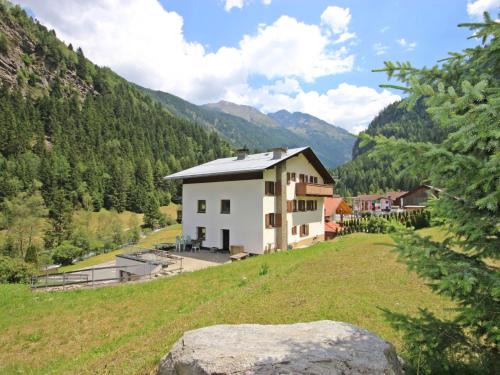 Sankt Leonhard im Pitztal House | Pet-Friendly Holiday Home Wiese with Cozy Fireplace