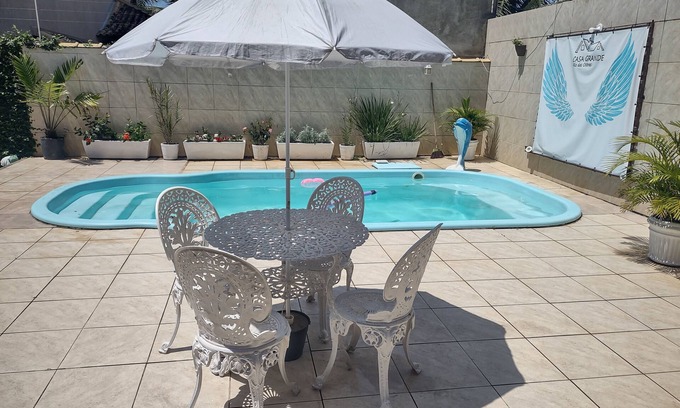 Costazul House | Relax at Casa Grande Rio das Ostras Hostel with Great Amenities