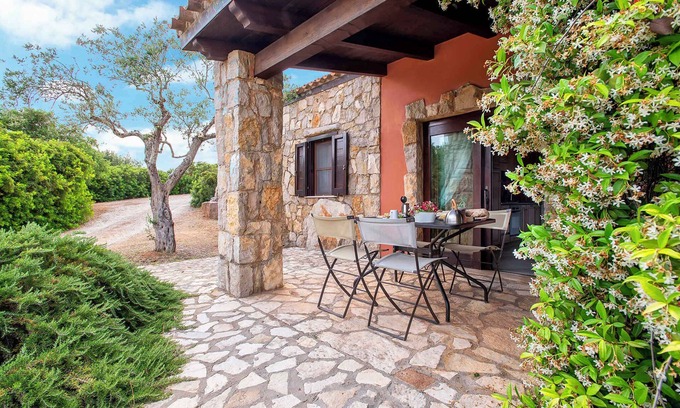 San Teodoro City Centre House | Cozy Oceanfront Holiday Apartment with Air Conditioning