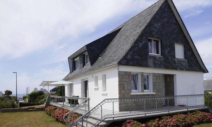 Saint-Nic House | Cozy Holiday Home with Jacuzzi and Sea Views in St Nic-Pentrez