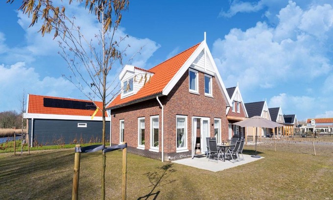 Municipality of Nissewaard House | Relaxing Holiday Home in Simonshaven by the Water