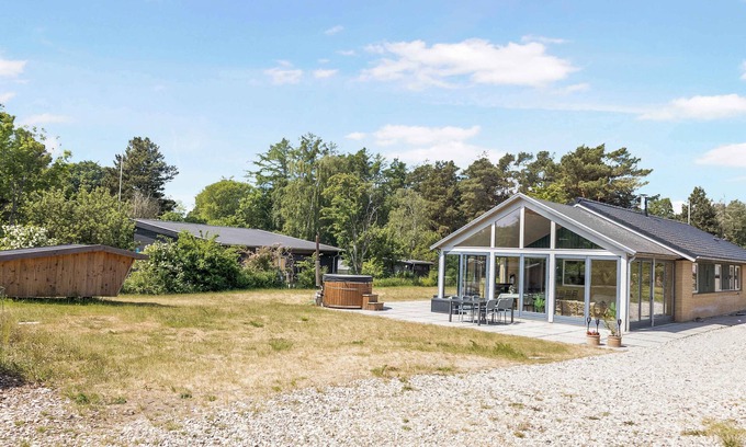 Hoensinge House | Idyllic Holiday Home with Outdoor Jacuzzi and Ocean View